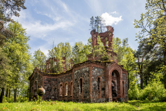 Kirchenruine in Litauen